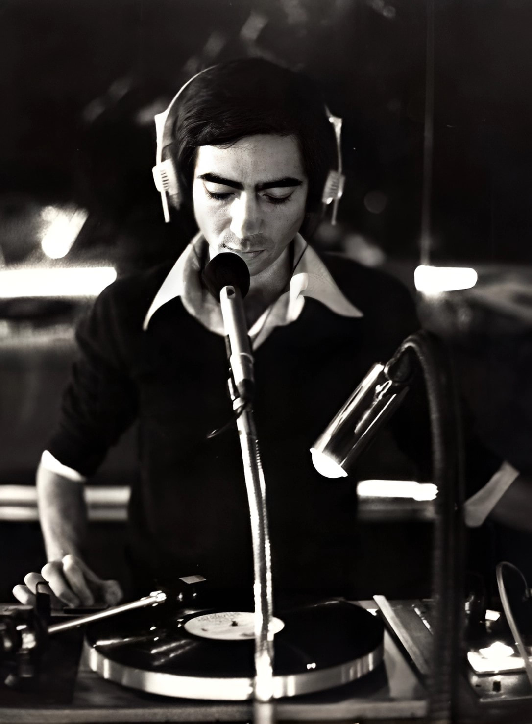 Il Signore dell'etere - Sasà Capobianco durante una trasmissione radiofonica a Radio Kiss Kiss